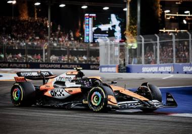 El británico Lando Norris de McLaren en acción durante el Gran Premio de Singapur, en el circuito Marina Bay.