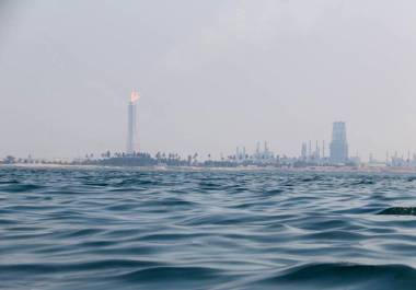 A casi un mes de detectarse las manchas de crudo, el derrame ha contaminado el Corredor Arrecifal del Suroeste, afectando a comunidades pesqueras y fauna marina.