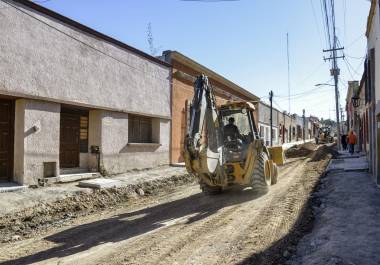 Vecinos de la calle General Cepeda en Saltillo exigen la corrección de las banquetas, pues temen que la obra cause inundaciones en las viviendas cercanas.