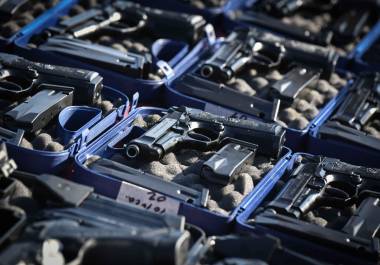 Estiman que el tráfico de armas de E.U. a México ronda las 135 mil unidades anualmente.