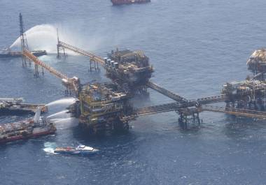 Pese a que el vertido alcanzó los 50 kilómetros cuadrados (mil veces el Zócalo de la CDMX) y hubo maniobras de contención iniciales, el Gobierno federal ocultó el incidente y permitió que el crudo avanzara.