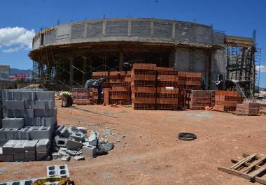 La construcción lleva aproximadamente un año en proceso y actualmente la estructura ya muestra la característica forma semicircular de los establecimientos de la cadena.