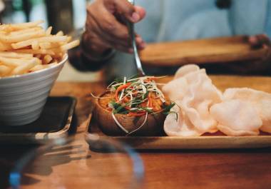 Comer fuera de casa es una alternativa para quienes trabajan en Navidad o prefieren no cocinar.