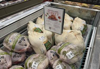 Las familias estadounidenses se reúnen hoy para celebrar el Día de Acción de Gracias, aunque muchas se ven obligadas a preparar una cena más austera debido al aumento en el precio de algunos ingredientes.