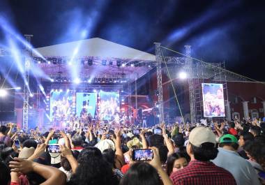 La Arrolladora Banda El Limón, quienes se presentaban en el cierre del Carnaval de Tenosique 2025 en Tabasco, abandonaron sus instrumentos y salieron corriendo ante una riña y disparos de arma de fuego.