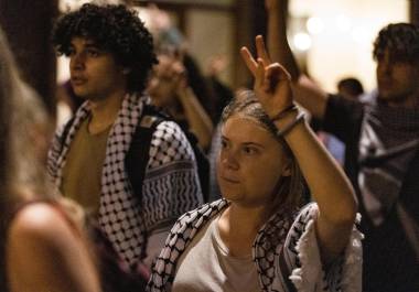 La activista medioambiental sueca Greta Thunberg fue detenida durante una protesta en Copenhague contra la guerra de Gaza.