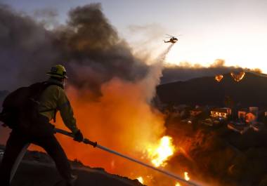 Bomberos y rescatistas trabajan a marchas forzadas para poder controlar el fuego.