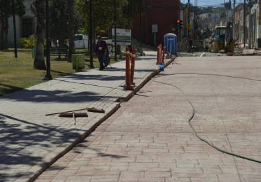 En Saltillo, la rehabilitación de la calle General Cepeda ha desatado la preocupación de vecinos y activistas que se oponen a la propuesta de una “sobrebanqueta” como solución rápida.