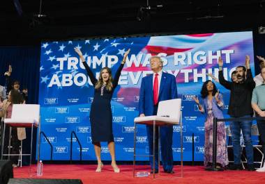 El entonces candidato presidencial republicano, Donald Trump la gobernadora Kristi Noem de Dakota del Sur en el Greater Philadelphia Expo Center &amp; Fairgrounds en Oaks, Pensilvania, el 14 de octubre de 2024.