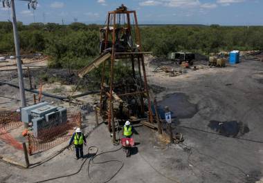 Equipos de rescate trabajan en la zona de la galería GWE10 Oeste, donde se encontraron nuevos restos óseos este 10 de septiembre.