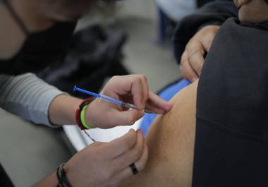 Foto del primer día de jornada de vacunación de refuerzo a personas entre 50 y 59 años, en la CU de la UAdeC Arteaga.