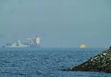 Toda la tripulación a bordo del buque no identificado estaba a salvo tras el asalto frente a Sirik, Irán, al este del estrecho, indicó el monitor británico.