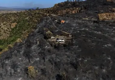 Un área arrasada por un incendio forestal rodea estructuras en El Tiemblo, provincia de Ávila, España, el jueves 30 de julio de 2026.
