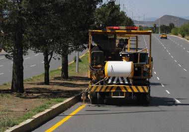 Dentro de los trabajos realizados, las cuadrillas se enfocaron en la aplicación de pintura en carriles y bulevares para mejorar la visibilidad vial.