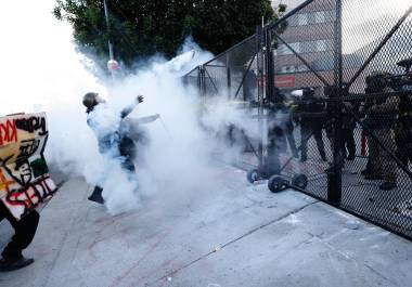 La policía lanza gas lacrimógeno contra manifestantes frente al Centro de Detención Metropolitano en el centro de Los Ángeles durante una protesta bajo el lema “No Kings” (“Sin Reyes”).