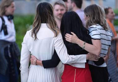 Padres de niños que fueron víctimas de las plataformas de redes sociales se abrazan a las afueras del Tribunal Superior de Los Ángeles tras escuchar los alegatos finales.