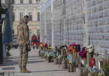 Un militar llora en el Muro Conmemorativo de los Defensores Caídos de Ucrania en la Guerra Ruso-Ucraniana en Kiev, Ucrania, el lunes 24 de febrero de 2025.