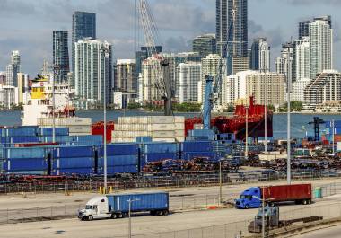 El presidente Trump ha afirmado que los aranceles beneficiarán al sector manufacturero estadounidense y crearán empleos en fábricas, aunque muchos economistas han cuestionado estas afirmaciones.