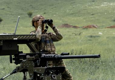 Un militar ucraniano de la Compañía Cerberus de Sistemas Terrestres No Tripulados, de la 60º Brigada Mecanizada Separada, Tercer Cuerpo del Ejército, participa en un ejercicio con un dron de combate terrestre en Járkiv, Ucrania.