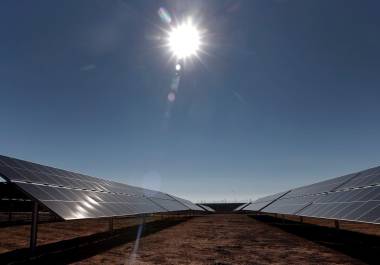 La capacidad solar instalada se duplica cada tres años y se multiplica por diez cada década.