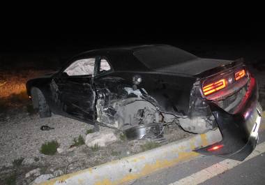 El vehículo Challenger color negro quedó abandonado sobre la vialidad tras protagonizar el percance en el bulevar Arco Vial Zapalinamé, donde presuntamente era conducido a exceso de velocidad y terminó fuera del camino.