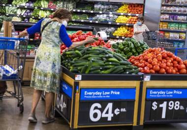 La confianza de los consumidores estadounidenses en la economía cayó por quinto mes consecutivo al nivel más bajo desde el inicio de la pandemia de COVID-19.