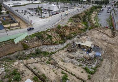 El desarrollo urbano en torno a afluentes ha provocado tapones que generan mayores riesgos de inundación.