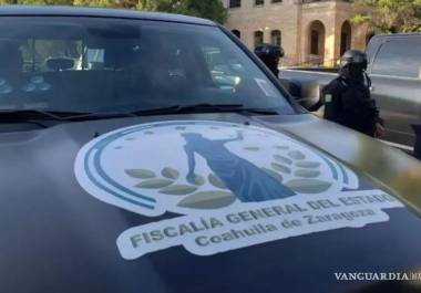 Elementos de seguridad y peritos forenses acudieron al lugar del homicidio en la colonia Ampliación Santa Rosa, en Ciudad Acuña.