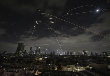 Desde que Israel bombardeó el viernes varias instalaciones nucleares y objetivos militares de Irán, ambos países han intercambiado ataques. FOTO: AP.