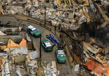 La policía recupera los cuerpos de las personas fallecidas tras los incendios forestales que arrasaron viviendas cerca de Lirquen, Chile, el domingo 18 de enero de 2026.
