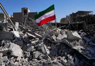 Una bandera iraní se coloca entre las ruinas de una comisaría atacada el lunes durante la campaña militar estadounidense-israelí en Teherán, Irán, el martes 3 de marzo de 2026.