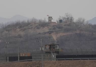 Un puesto de guardia militar norcoreano, arriba, y un puesto surcoreano, abajo, se ven desde Paju, Corea del Sur, cerca de la frontera con Corea del Norte.