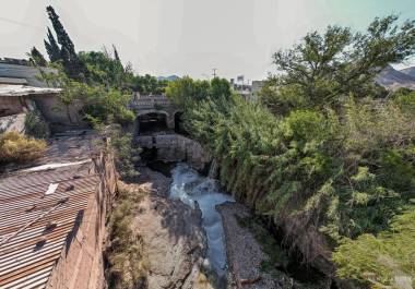 Análisis realizados por la Facultad de Ciencias Químicas identificaron plomo en el agua del Arroyo del Pueblo, un problema que afecta la calidad del agua en la región.