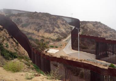 Fotografía del 8 de octubre de 2024 donde se muestra un tramo de la valla fronteriza entre Estados Unidos y México, en San Diego, California (Estados Unidos).