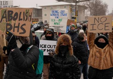 Alrededor de ocho personas han muerto luego de ser detenidos por agentes federales de ICE, situación que ha movilizado las protestas de los ciudadanos. FOTO: