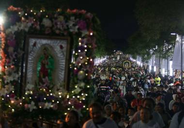 Miles de peregrinos acudieron a celebrar el 494 Aniversario de la aparición de la Virgen de Guadalupe a San Diego en la Basílica de Guadalupe.