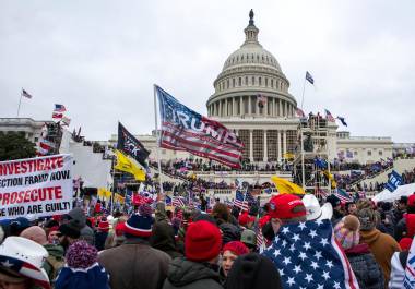 Los alborotadores leales al presidente Donald Trump aparecen en la fotografía en el Capitolio de los Estados Unidos en Washington, el 6 de enero de 2021.
