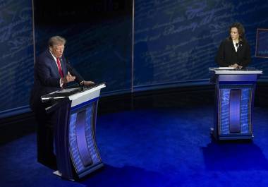 El candidato presidencial republicano Donald Trump y la candidata presidencial demócrata Kamala Harris, durante el debate presidencial organizado por ABC News en Filadelfia, Pensilvania.