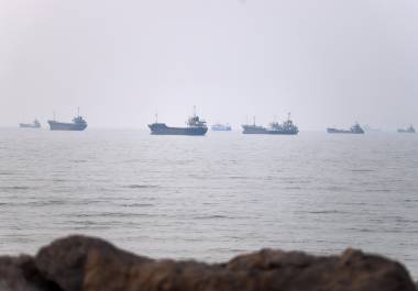 Buques comerciales, vistos en el estrecho de Ormuz desde la costa de Bandar Abbas, Irán, el 30 de junio de 2026.