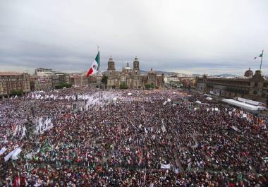 Tal como hace 50 años, cuando gobernaba el viejo PRI, asevera Riva Palacio que ayer el Zócalo estuvo ocupado mayoritariamente por los grandes sindicatos −maestros, petroleros, obreros y electricistas− y militantes del partido en el poder, quehoy es Morena.