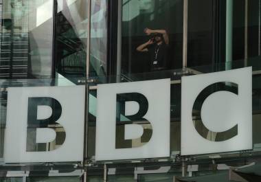 Un juez de Estados Unidos dio a conocer que la demanda de 10 mil millones de dólares impulsada por presidente Donald Trump contra la BBC puede ir a juicio en 2027.