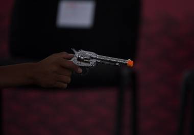 Ante el temor de un ataque armado uniformados se movilizaron a una escuela primaria donde un estudiante llevó un arma la cual al final resultó ser de juguete, en Nuevo León.