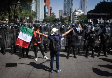 El contingente fue contenido en la Glorieta de Violeta mientras se llevaba a cabo el desfile militar por el Aniversario de la Revolución Mexicana.