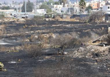 Solo cenizas y escombros quedó de una veintena de viviendas que fueron consumidas por el fuego el pasado miércoles en Lomas del Refugio.