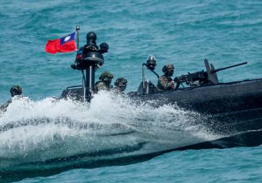 Infantería de marina taiwanesa a bordo de una lancha de asalto para operaciones especiales M109 maniobra durante un ejercicio, como parte de las maniobras militares anuales Han Kuang en Kaohsiung, Taiwán.