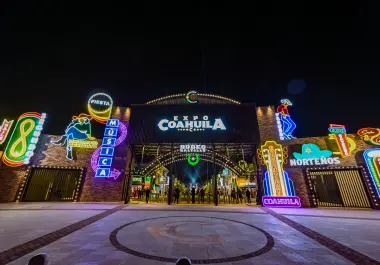 Así lució la espectacular entrada de la nueva Expo Coahuila durante la noche inaugural del Rodeo Saltillo 2026, un recinto que promete ser el epicentro de la fiesta vaquera y que hoy viernes 16 de octubre continúa con su cartelera de actividades.