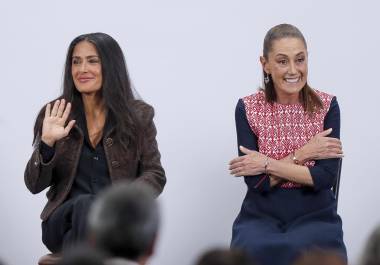 La actriz productora y directora mexicana Salma Hayek (c-i), y la presidenta de México, Claudia Sheinbaum (c-d), participan en una rueda de prensa este domingo, en el Palacio Nacional de la Ciudad de México.