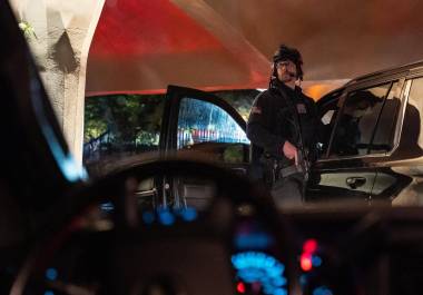 Seguridad en el exterior del Washington Hilton después de que se produjeran disparos durante la cena de la Asociación de Corresponsales de la Casa Blanca del sábado por la noche.
