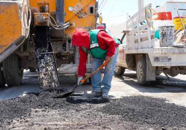 Brigadas de la Dirección de Bacheo trabajan en la reparación de calles de la colonia Santa Luz Analco, mejorando la circulación vehicular y peatonal.