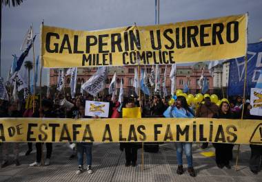 Manifestantes sostienen una pancarta frente al Ministerio de Economía para exigir medidas gubernamentales ante la crisis de endeudamiento de los hogares en Buenos Aires, Argentina, el jueves 20 de agosto de 2026.
